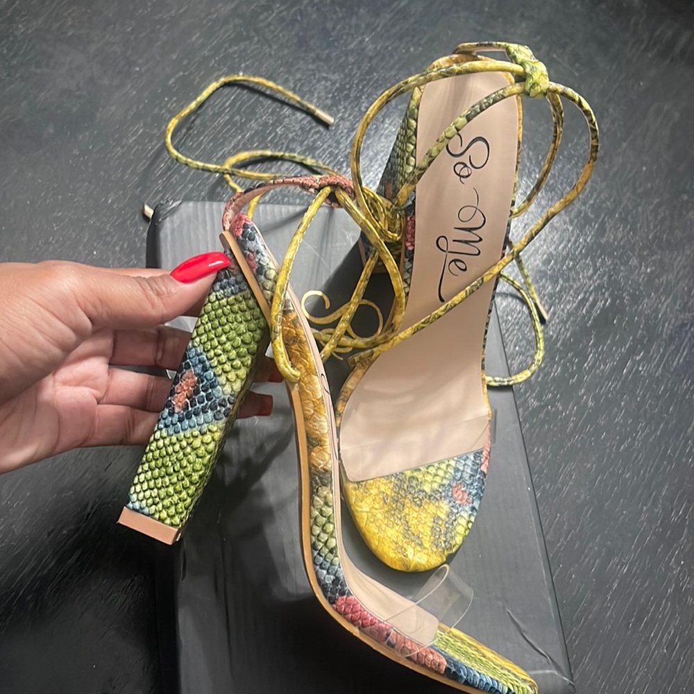 BRAND NEW multi colored snakeskin heel, sz 8 can be worn dressed up or down